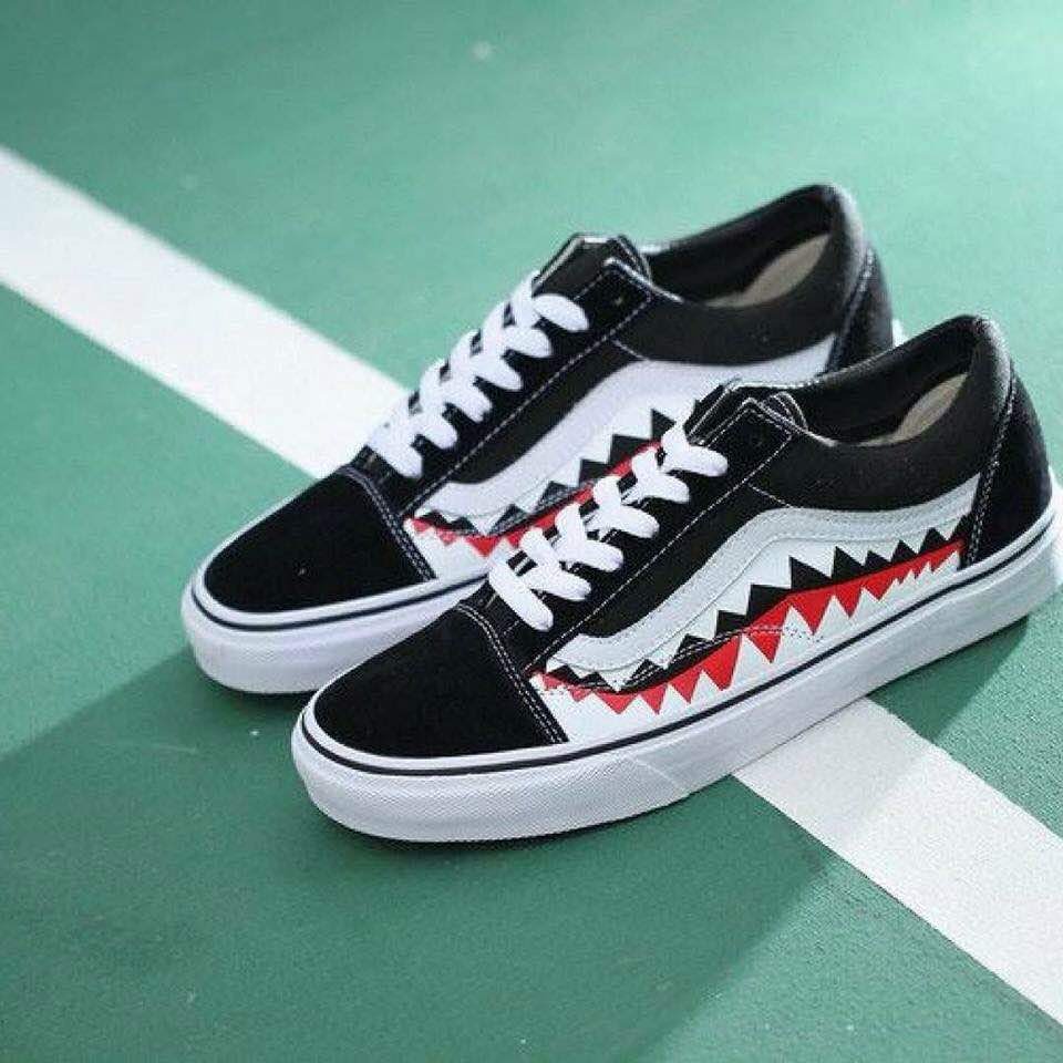vans black red stripe